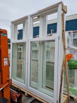 Meranti, bxh 2230&times;2530, verdeeld in onder 2 x draaikiep en boven vast zonder glas